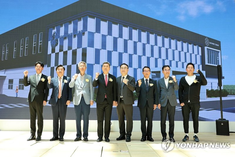 그래핀스퀘어 포항공장 건립 시작 그래핀스퀘어 포항공장 건립 시작 (포항=연합뉴스) 손대성 기자 = 14일 경북 포항시 남구 지곡동 체인지업그라운드에서 열린 그래핀스퀘어 포항공장 착공식에서 주요 참석자들이 기념사진을 찍고 있다. 2024.6.14 sds123@yna.co.kr (끝)