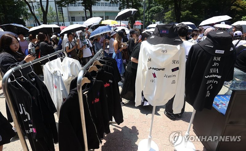 더위도 못 막는 BTS 인기 더위도 못 막는 BTS 인기 (서울=연합뉴스) 강민지 기자 = 방탄소년단 팬들(아미)이 13일 오전 서울 송파구 잠실종합운동장 일대에서 열린 방탄소년단 데뷔일기념 축제 '2024 FESTA'를 즐기고 있다. 2024.6.13 mjkang@yna.co.kr (끝)