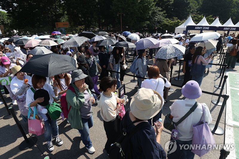 잠실운동장 일대 '2024 페스타' 잠실운동장 일대 '2024 페스타' (서울=연합뉴스) 강민지 기자 = 방탄소년단 팬(아미)들이 13일 오전 서울 송파구 잠실종합운동장 일대에서 방탄소년단 데뷔일기념 축제 '2024 FESTA'를 입장하기 위해 줄을 서 있다. 2024.6.13 mjkang@yna.co.kr (끝)