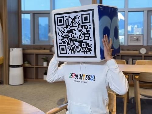 네모머리 QR탈 쓴 '기동이' 오세훈 서울시장 [오세훈 인스타그램 캡처. 재판매 및 DB 금지]