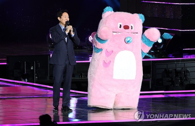 서울페스타 2024 개막식 참석한 오세훈 시장 서울페스타 2024 개막식 참석한 오세훈 시장 (서울=연합뉴스) 김성민 기자 = 오세훈 서울시장이 1일 오후 서울 중구 서울광장에서 열린 '서울페스타 2024 개막식'에서 캐릭터 '해치' 인형과 함께 입장하고 있다. 2024.5.1 ksm7976@yna.co.kr (끝)