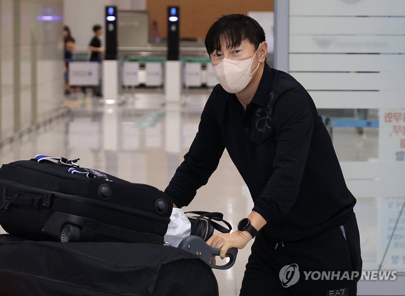귀국한 신태용 감독 귀국한 신태용 감독 (영종도=연합뉴스) 한상균 기자 = 신태용 인도네시아 축구대표팀 감독이 14일 인천공항 입국장을 나오고 있다. 인도네시아 축구대표팀은 북중미 월드컵 3차 예선에 진출했다. 2024.6.14 xyz@yna.co.kr (끝)
