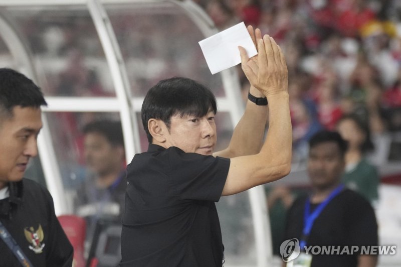 팬들에게 박수를 보내는 신태용 인도네시아 축구대표팀 감독 Indonesia's head coach Shin Tae Yong reacts during the World Cup 2026 second round qualifier Group F Asia soccer match between Indonesia and the Philippines at Gelora Bung Karno Stadium in Jakarta, Indonesia, Tuesday, June 11, 2024. (AP Photo/Tatan Syuflana)