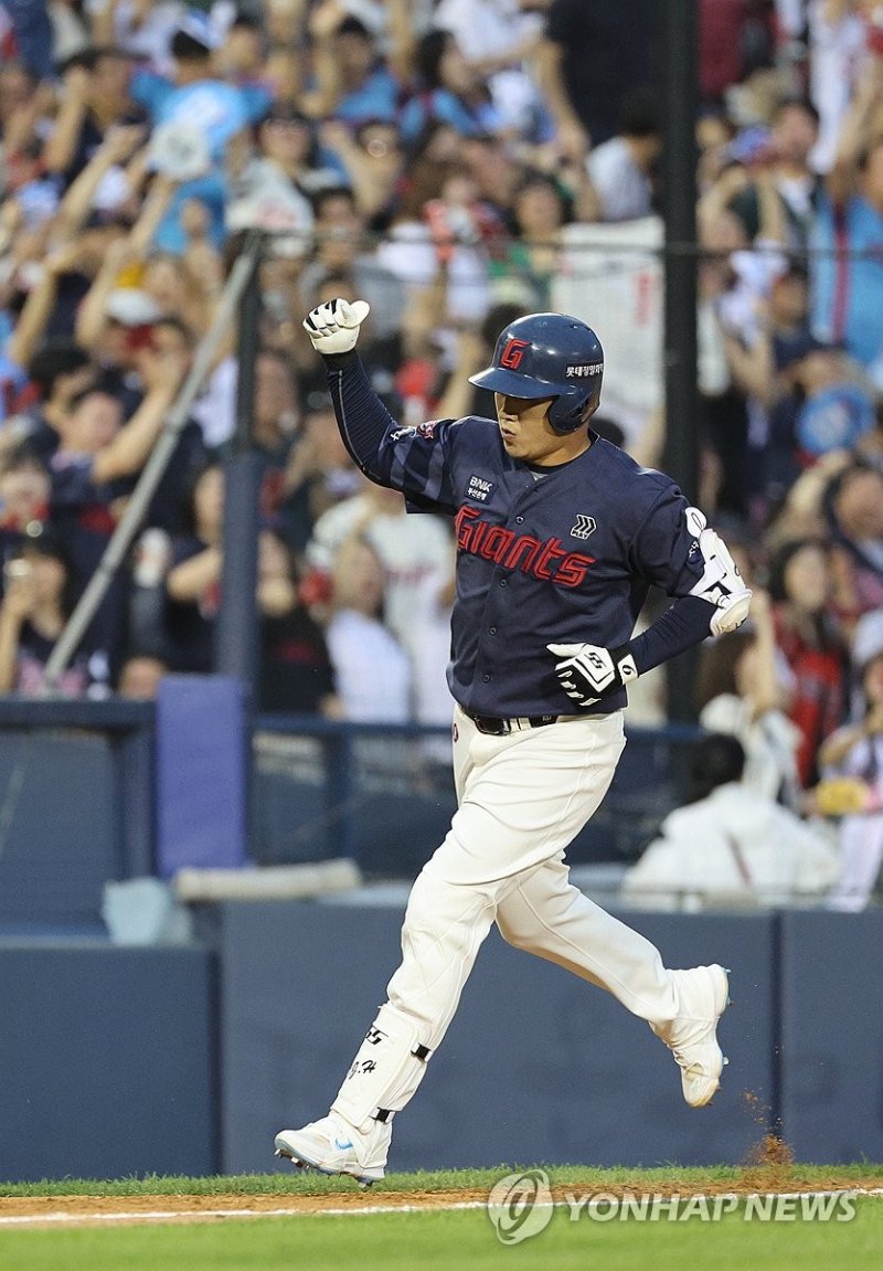 정훈 '솔로홈런' 정훈 '솔로홈런' (서울=연합뉴스) 임화영 기자 = 14일 오후 잠실야구장에서 열린 프로야구 롯데 자이언츠와 LG 트윈스의 경기. 4회초 2사 롯데 정훈이 솔로홈런을 친 뒤 기뻐하고 있다. 2024.6.14 hwayoung7@yna.co.kr (끝)