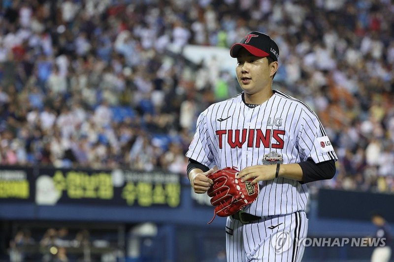 유영찬 '잘 막았다' 유영찬 '잘 막았다' (서울=연합뉴스) 임화영 기자 = 14일 오후 잠실야구장에서 열린 프로야구 롯데 자이언츠와 LG 트윈스의 경기. 8회초 1사 1, 3루 상황에서 교체된 LG 유영찬이 8이닝을 실점하지 않고 마친 뒤 마운드를 내려오고 있다. 2024.6.14 hwayoung7@yna.co.kr (끝)