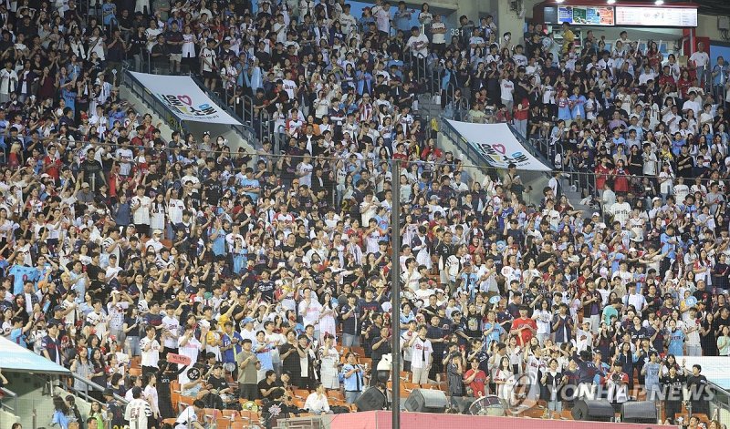 프로야구를 향한 응원 열기 프로야구를 향한 응원 열기 (서울=연합뉴스) 임화영 기자 = 14일 오후 잠실야구장에서 열린 프로야구 롯데 자이언츠와 LG 트윈스의 경기를 찾은 관중들이 응원하고 있다. 2024.6.14 hwayoung7@yna.co.kr (끝)