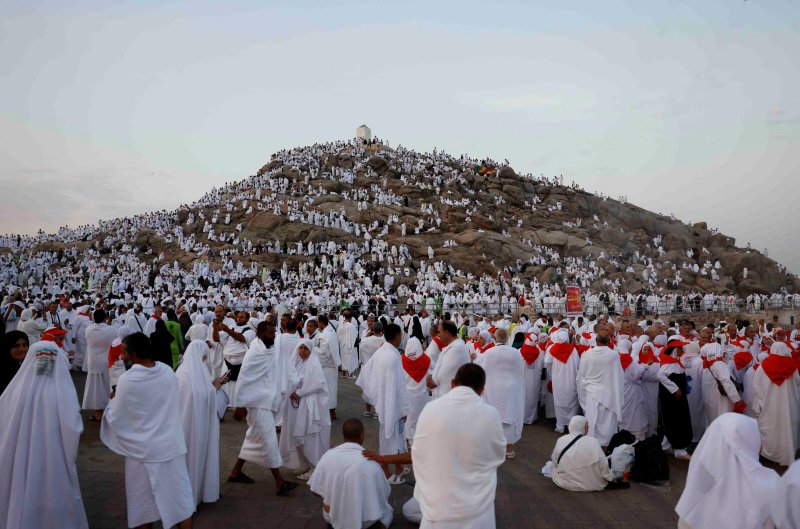 15일(현지시간) 사우디아라비아 메카 외곽의 아라파트 산(자비의 산)에서 이슬람 순례객들이 기도하고 있다.로이터뉴스1