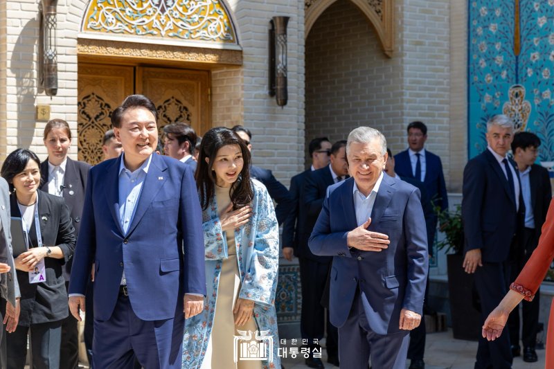 우즈벡 영부인 조카가 김 여사 맞춤의상 디자인..극진한 대우 눈길