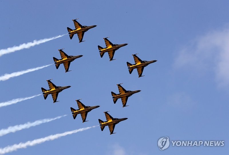원주 하늘 수놓은 블랙이글스 에어쇼 원주 하늘 수놓은 블랙이글스 에어쇼 (원주=연합뉴스) 이재현 기자 = 18일 원주 공군기지에서 열린 '제45회 스페이스 챌린지 2024 in 원주' 행사에서 공군 특수비행팀 블랙이글스가 화려한 에어쇼를 펼치고 있다. 2024.5.18 jlee@yna.co.kr (끝)