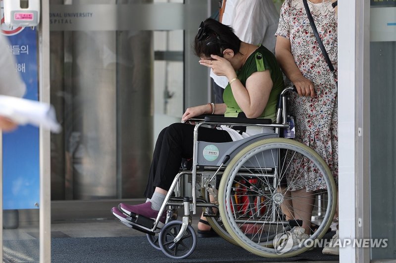 정부 "중증응급질환별 권역별 순환당직제 실시...불법 상황 엄정 대응"