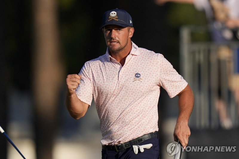 14번 홀에서 버디 잡고 기뻐하는 디섐보 Bryson DeChambeau celebrates after a birdie on the 14th hole during the third round of the U.S. Open golf tournament Saturday, June 15, 2024, in Pinehurst, N.C. (AP Photo/Mike Stewart)