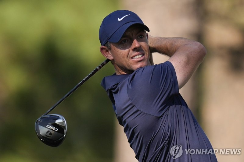 로리 매킬로이 Rory McIlroy, of Northern Ireland, watches his tee shot on the 11th hole during the third round of the U.S. Open golf tournament Saturday, June 15, 2024, in Pinehurst, N.C. (AP Photo/Mike Stewart)