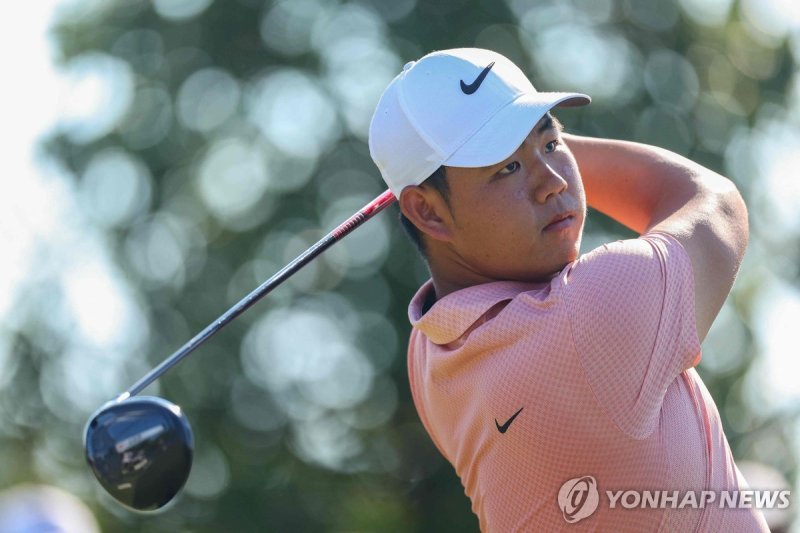 김주형의 3라운드 경기 모습 PINEHURST, NORTH CAROLINA - JUNE 15: Tom Kim of South Korea hits a tee shot on the 12th hole during the third round of the 124th U.S. Open at Pinehurst Resort on June 15, 2024 in Pinehurst, North Carolina. Andrew Redington/Getty Images/AFP (Photo by Andrew Redington / GETTY IMAGES NO