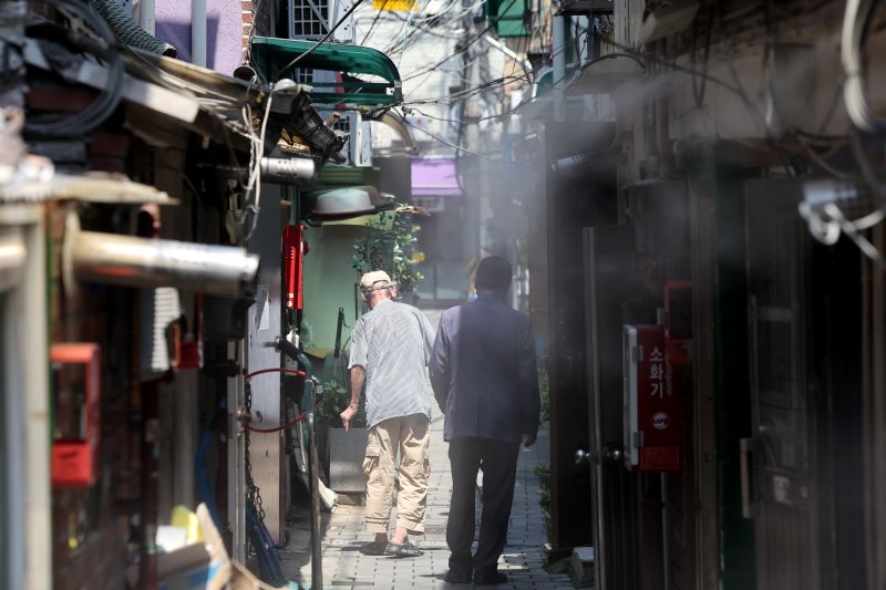 "더위 식히고 외로움도 달래고" 어르신들 사랑방 된 '쉼터'[때이른 무더위에 붐비는 쉼터]