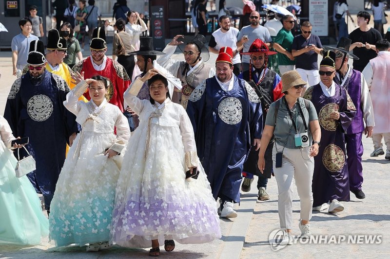 외국인 관광객이 경복궁을 관람하고 있다. 사진은 기사 본문과 무관함./사진=연합뉴스