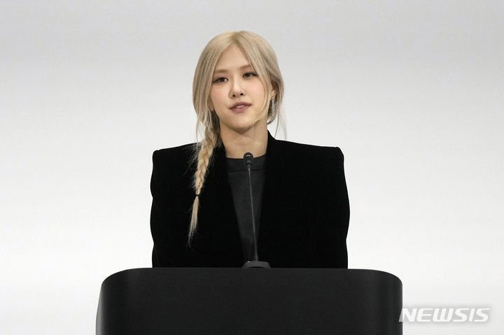 [쿠퍼티노=AP/뉴시스] 걸그룹 블랙핑크의 로제가 17일(현지시각) 미 캘리포니아주 쿠퍼티노의 애플 본사에서 아시아태평양경제협력체(APEC) 정상회의 참석 정상 배우자들을 대상으로 열린 정신 건강 행사에 참석해 발언하고 있다. 로제는 정신적으로 힘들었던 자기 경험을 공유하며 정신 건강의 중요성을 이야기했다. 2023.11.18. *재판매 및 DB 금지