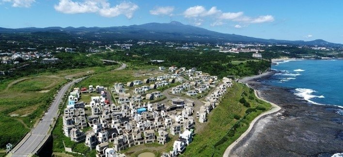서귀포시 예래동 해안 일대에 조성되다 미완공 상태로 남아 있는 예래 휴양형주거단지 전경. 송석언 JDC 신임 이사장은 취임사에서 예래 휴양형주거단지와 헬스케어타운 정상화를 핵심 과제로 제시했다. /사진=제주국제자유도시개발센터(JDC) 제공