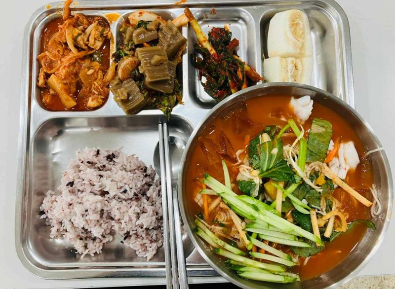 얼음 동동 '물회'가 점심 메뉴... 너무 맛있어 '조리실' 고발한 육군 간부