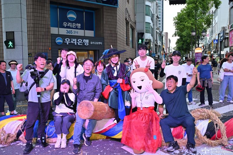 울산 중구의 마스코트인 울산큰애기와 김영길 울산 중구청장(가운데)이 시민, 공무원과 함께 태화강 마두희 축제 참가 인증 사진을 찍고 있다. 울산 중구 제공