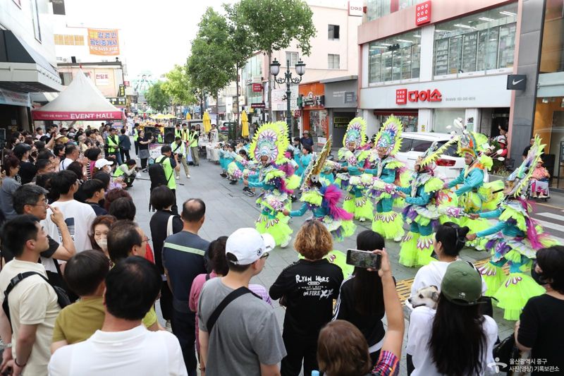 2024 울산 태화강 마두희 축제 거리 퍼레이드를 앞두고 있는 시민들 모습. 울산 중구 제공