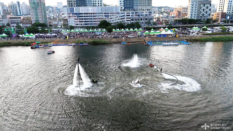 2024 울산 태화강 마두희 축제의 대표 볼거리 '하이드로 플라잉 워터쇼'가 울산 중구 성남동 태화강 일원에서 펼쳐지고 있다. 울산 중구 제공