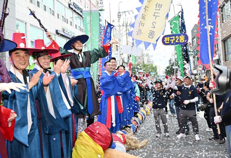 울산 태화강 마두희 축제가 지난 14일 개막해 사흘간 울산 원도심인 중구 성암동 일원에서 열렸다. 320년의 역사를 가진 전통 줄다리기 마두희가 울산 시계탑 사거리에서 진행되고 있다. 울산 중구 제공