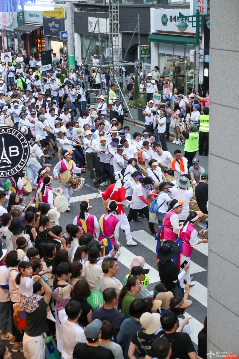 2024 울산 태화강 마두희 축제 메인이벤트인 '마두희'가 시작되자 참가자들이 힘차게 줄을 당기고 있다. 울산 중구 제공