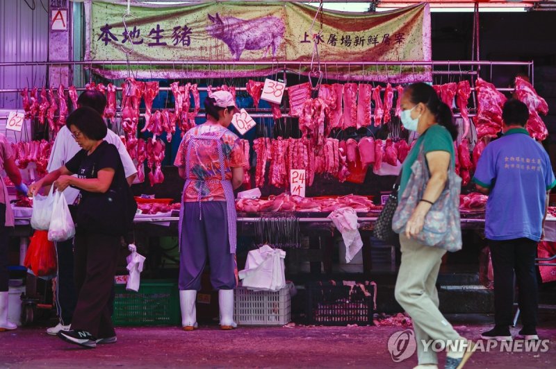 홍콩의 한 재래 시장의 정육점에서 돼지 고기 등을 진열해 놓고 팔고 있다. EPA 연합뉴스