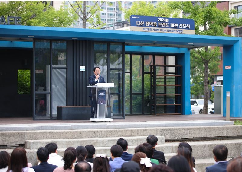 15일 정약용도서관 앞 공원에서 열린 '정약용 브랜드 비전 선포식'에서 주광덕 남양주싲아이 발언하고 있다. /남양주시 제공