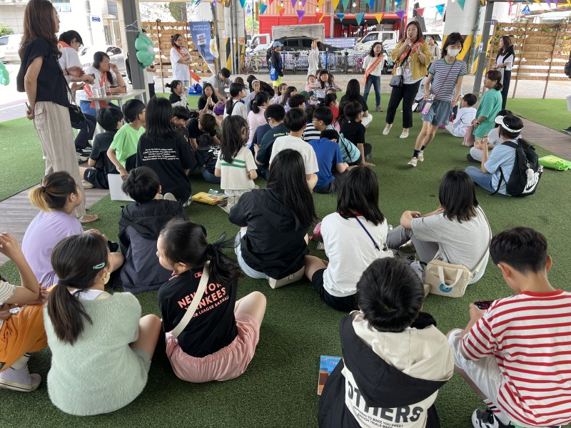 이달 초부터 부산 망미동 비콘그라운드에서 'Hello, 비콘!' 야외 종합 전시전이 진행되고 있는 가운데 '역사문화체험' 행사가 열려 아이들이 참여하고 있는 모습. 부산시설공단 제공