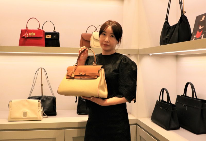 [대구=뉴시스] 대구 신세계백화점은 ‘쿠론’ 핸드백 이월상품 행사를 진행한다. (사진 = 대구 신세계백화점 제공) 2024.06.18. photo@newsis.com *재판매 및 DB 금지