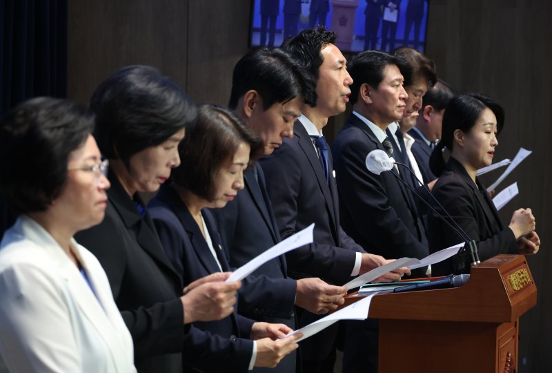 더불어민주당 김현 의원 등 국회 과학기술정보방송통신위원들이 18일 서울 여의도 국회 소통관에서 방송법 관련 긴급 기자회견을 하고 있다. 이날 국민의힘 의원들과 이종호 과학기술정보통신부 장관, 김홍일 방송통신위원장은 제3차 과방위원회에 불참했다. 사진=뉴시스화상