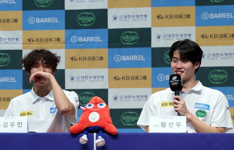 경영 국가대표 황선우 선수가 18일 오후 충북 진천군 진천국가대표선수촌 수영센터에서 열린 2024 파리하계올림픽 수영 국가대표팀 미디어데이에서 가진 인터뷰 발언에 김우민이 웃음을 터트리고 있다. 2024.6.18/뉴스1 ⓒ News1 박정호 기자