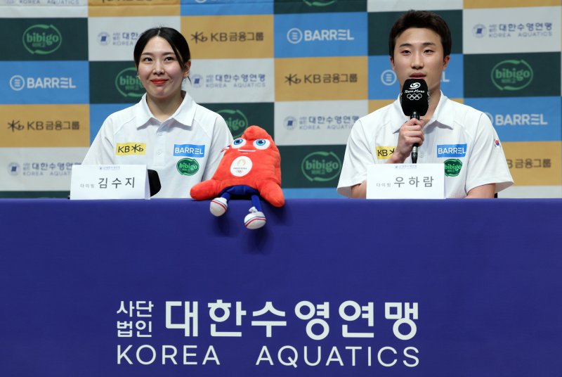 다이빙 국가대표 김수지(왼쪽)와 우하람 선수가 18일 오후 충북 진천군 진천국가대표선수촌 수영센터에서 열린 2024 파리하계올림픽 수영 국가대표팀 미디어데이에서 인터뷰를 하고 있다. 2024.6.18/뉴스1 ⓒ News1 박정호 기자
