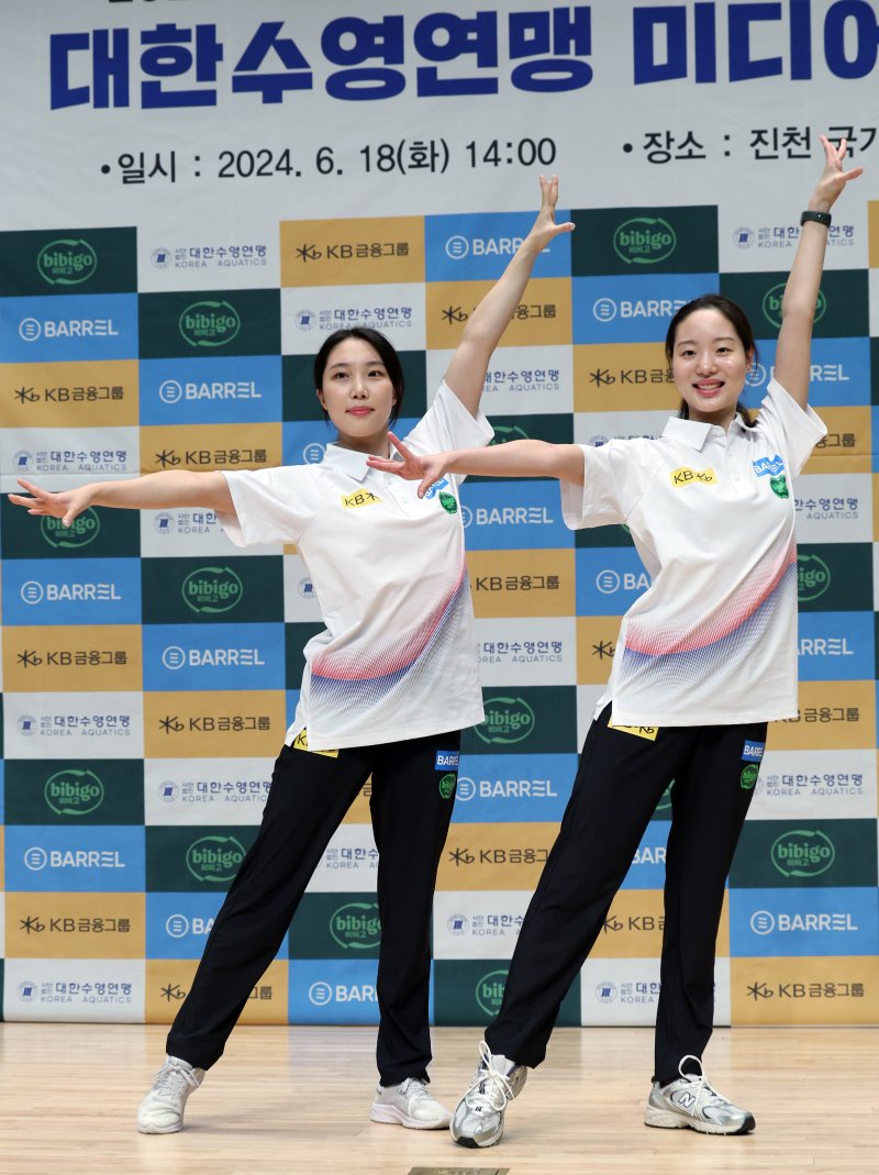 아티스틱스위밍 국가대표 이리영(왼쪽)과 허윤서 선수가 18일 오후 충북 진천군 진천국가대표선수촌 수영센터에서 열린 2024 파리하계올림픽 수영 국가대표팀 미디어데이에서 포즈를 취하고 있다. 2024.6.18/뉴스1 ⓒ News1 박정호 기자