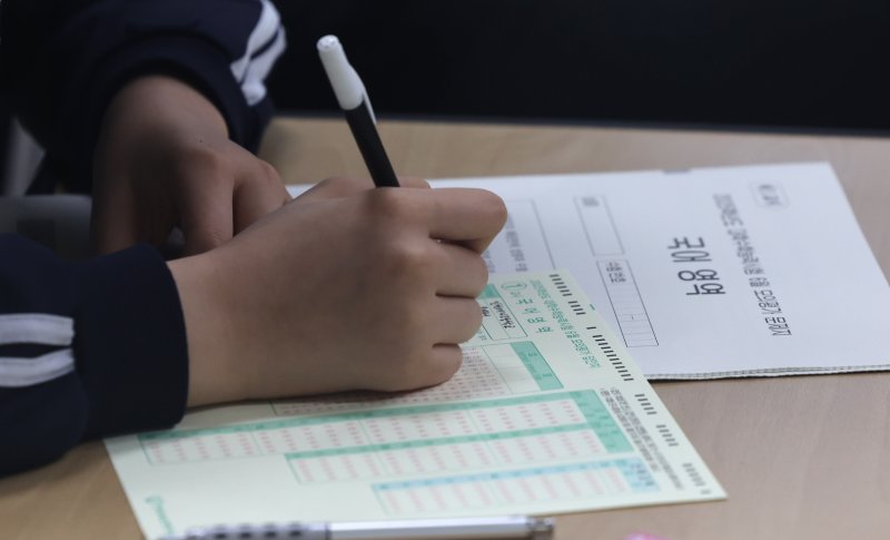 2025학년도 대학수학능력시험 6월 모의평가가 실시된 4일 인천 연수구 인천여자고등학교에서 한 학생이 답안지를 작성하고 있다. /사진=뉴시스