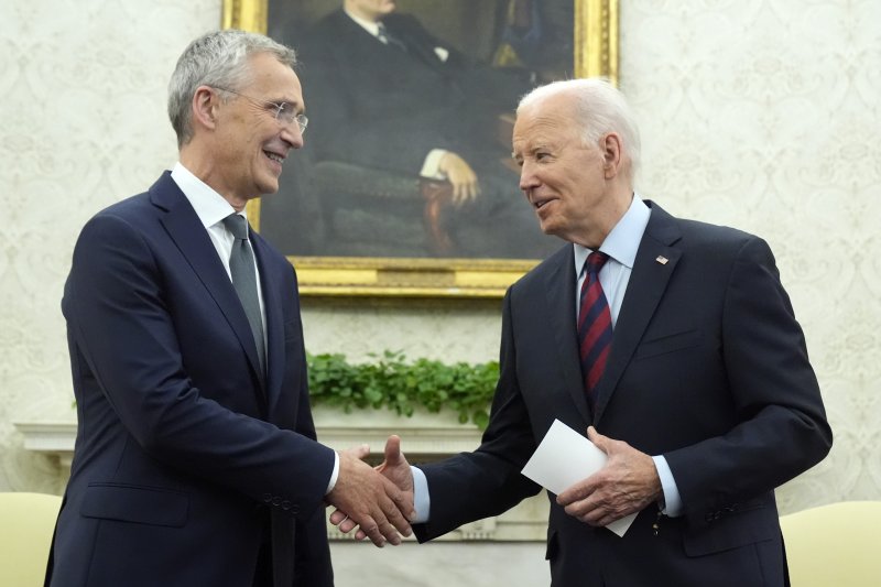 나토 사무총장 만나는 바이든 북대서양조약기구(NATO·나토)의 옌스 스톨텐베르그 사무총장(왼쪽)이 17일(현지시간) 미국 워싱턴DC 백악관에서 조 바이든 미 대통령과 악수하고 있다. AP뉴시스