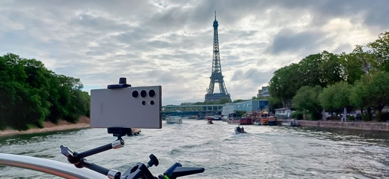 삼성전자는 오는 7월 26일 열리는 2024 파리 올림픽 개막식과 같은 달 28일 열리는 요트 경기를 갤럭시S24 울트라로 생중계 한다. 17일(현지시간) 파리 올림픽 개막식이 열릴 예정인 파리 센강(Seine River)의 보트에 갤럭시 S24 울트라가 설치돼 있다. 삼성전자 제공