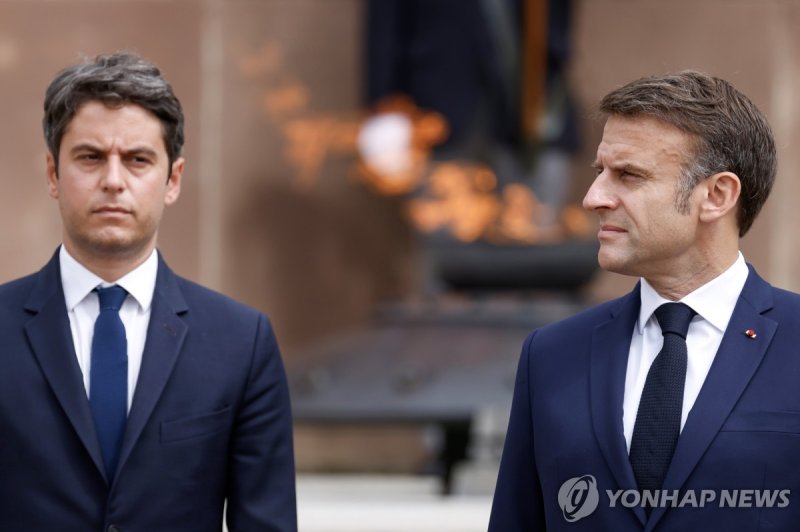 아탈 총리와 마크롱 대통령 epa11419486 French President Emmanuel Macron (R) and France's Prime Minister Gabriel Attal (L) attend a ceremony marking the 84th anniversary of late French General Charles de Gaulle's World War II resistance call 'Appeal of 18 June' in 1940, at the Mont-Valerien memorial in Suresnes,