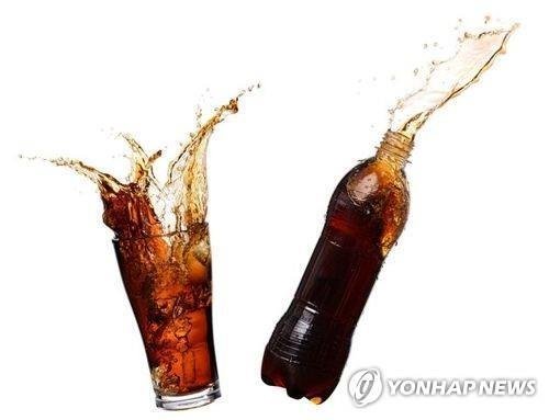 역무실 냉장고 속 탄산음료 마신 직원들, 단체로...