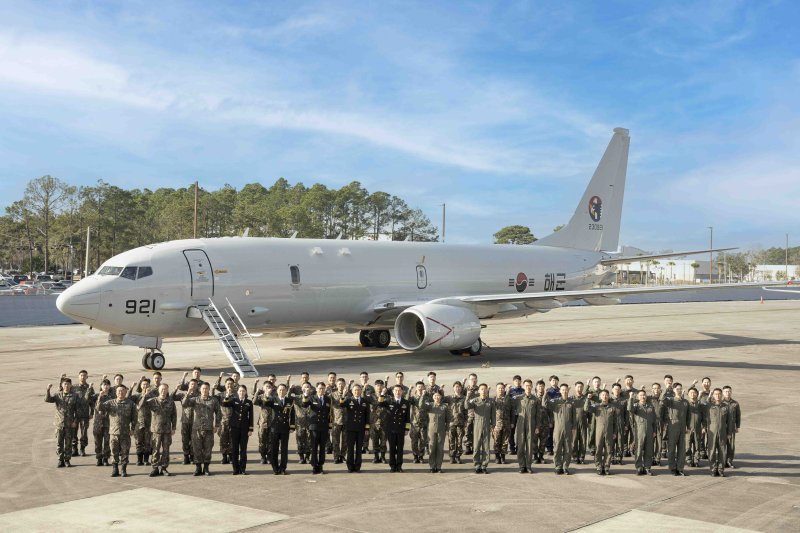 해군은 세계 최고 잠수함 킬러로 불리는 최신예 해상초계기-Ⅱ 'P-8A 포세이돈' 3대가 19일 포항 해군항공사령부에 도착했다고 밝혔다. 사진은 지난 2월 2일 양용모 해군참모총장이 미 잭슨빌 해군기지를 방문, 한국 해군 P-8A 인수/운용인원들과 한국해군 P-8A 해상초계기 앞에서 기념촬영한 모습. P-8A 포세이돈은 B737을 기반으로 현대화된 기체로 개발됐다. P-8A는 터보팬 엔진을 사용, P-3C의 최대속도는 380노트(시속 703km)에 비해 490노트(시속 907km)에 달한다. 공격능력도 크게 향상됐다. 적 함정 공격