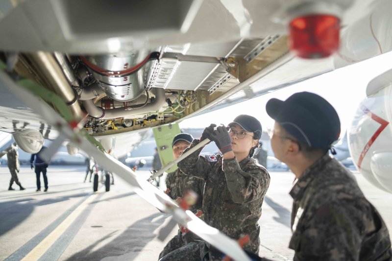 해군은 세계 최고 잠수함 킬러로 불리는 최신예 해상초계기-Ⅱ 'P-8A 포세이돈' 3대가 19일 포항 해군항공사령부에 도착했다고 밝혔다. 사진은 2023년 10월 10일 미 잭슨빌 해군기지에서 한국 해군의 P-8A 해상초계기 첫 비행을 앞두고 기체를 점검하는 정비사들. 사진=해군 제공