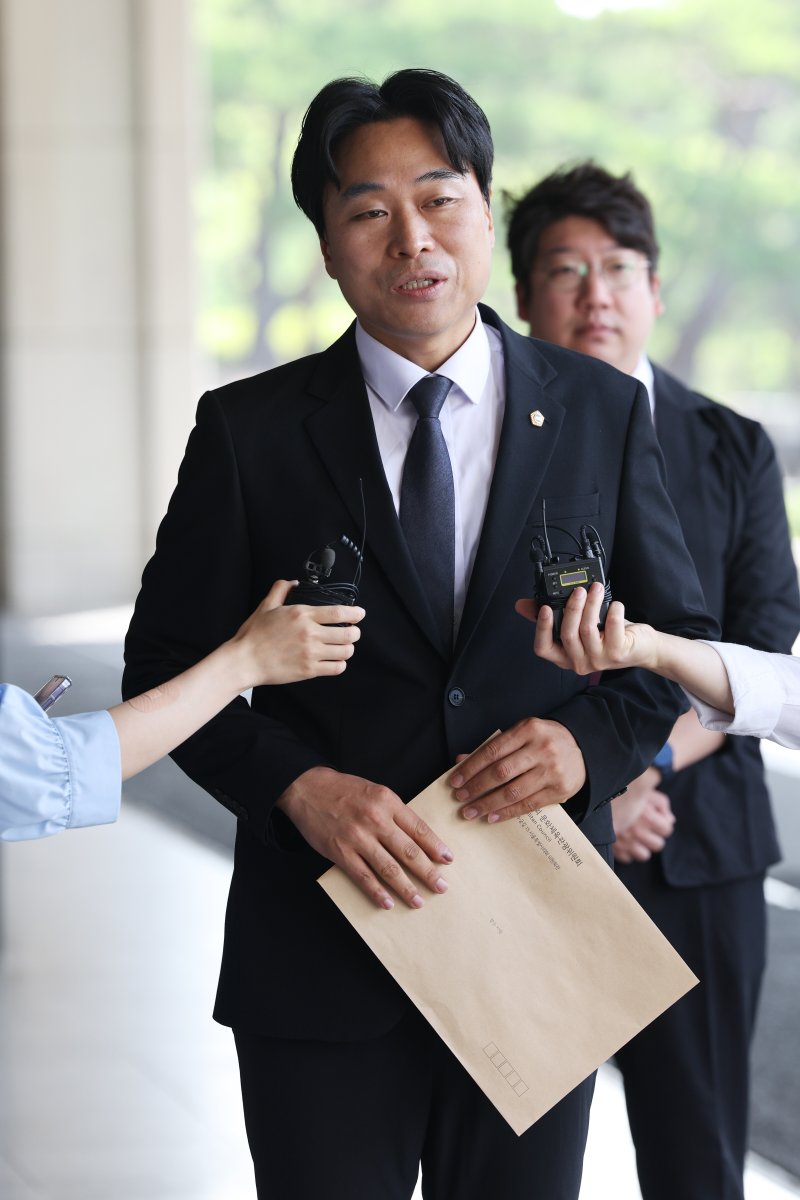 이종배 국민의힘 서울시의원이 19일 오전 서울 서초구 서울중앙지방검찰청으로 김정숙 여사 인도 방문 관련 고발인 조사에 출석하며 취재진 질문에 답하고 있다. 2024.6.19/뉴스1 ⓒ News1 박정호 기자