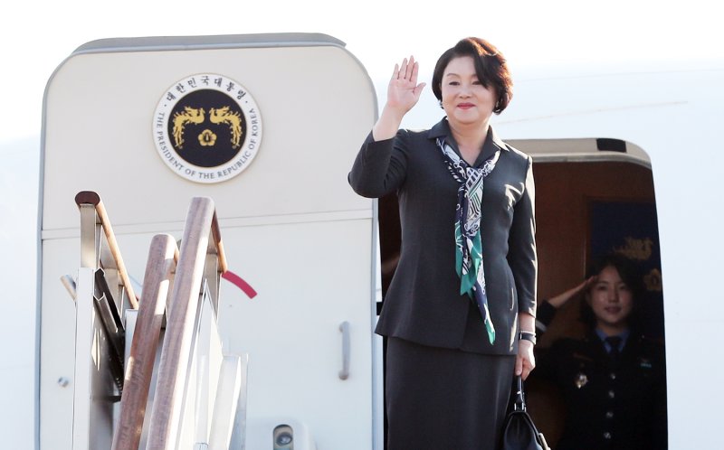 문재인 대통령의 부인 김정숙 여사가 인도를 방문하기 위해 4일 오전 성남 서울공항에서 공군 2호기에 올라 손을 흔들고 있다. (청와대 제공) 2018.11.4/뉴스1