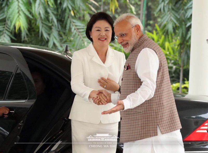 문재인 대통령의 부인 김정숙 여사가 5일 오후(현지시간) 인도 뉴델리 총리 관저에서 모디 총리와 만나 인사 나누고 있다. (청와대 페이스북) 2018.11.5/뉴스1