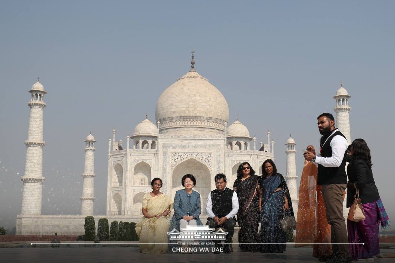 문재인 대통령의 부인 김정숙 여사가 7일(현지시간) 인도 우타르프라데시주 아그라의 타지마할을 둘러보고 있다. (청와대 페이스북) 2018.11.7/뉴스1