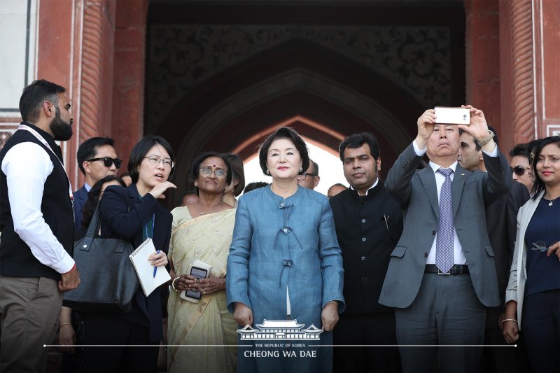 문재인 대통령의 부인 김정숙 여사가 7일(현지시간) 인도 우타르프라데시주 아그라의 타지마할을 둘러보고 있다. (청와대 페이스북) 2018.11.7/뉴스1