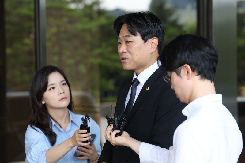 이종배 국민의힘 서울시의원이 19일 오전 서울 서초구 서울중앙지방검찰청으로 김정숙 여사 인도 방문 관련 고발인 조사에 출석하며 취재진 질문에 답하고 있다. 2024.6.19/뉴스1 ⓒ News1 박정호 기자
