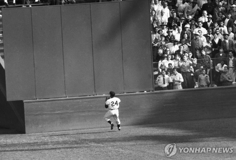 MLB 역사상 가장 위대한 수비인 메이스의 ' 더 캐치' 장면 FILE - New York Giants' Willie Mays makes a catch of a ball hit by Cleveland Indians' Vic Wertz in Game 1 of the 1954 baseball World Series in New York's Polo Grounds on Sept. 29, 1954. Mays, the electrifying “Say Hey Kid” whose singular combination of talent, driv
