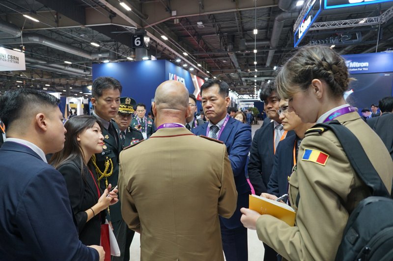 석종건 방위사업청장이 17일(현지시간) 프랑스 파리 노르 빌팽트 컨벤션센터에서 열린 유로사토리 2024에서 한화에어로스페이스를 방문한 이온-코넬 플레사 루마니아 획득청 부청장과 방산 수출과 관련한 논의를 하고 있다. 사진=국방부 공동취재단 제공